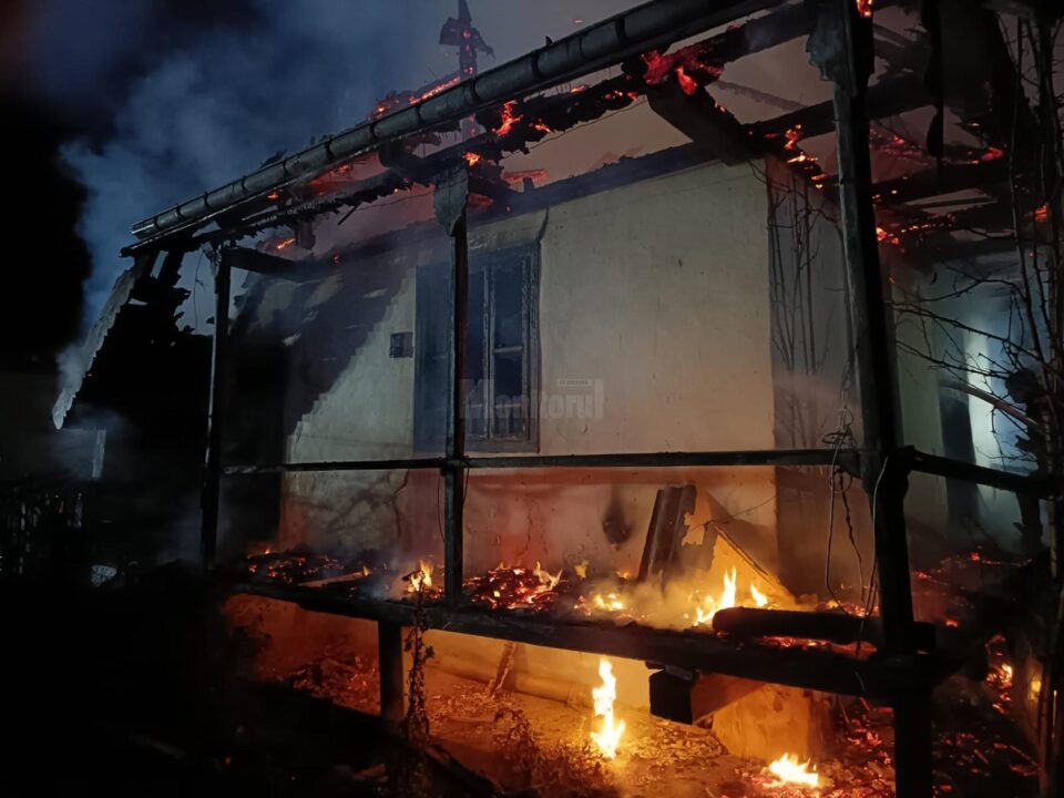 Un bărbat a murit carbonizat în propria casă