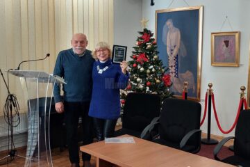 Președintele Filialei Iași a Uniunii Scriitorilor din România, Cassian Maria Spiridon, i-a înmânat Premiul pentru Critica Elenei Brândușa Steiciuc