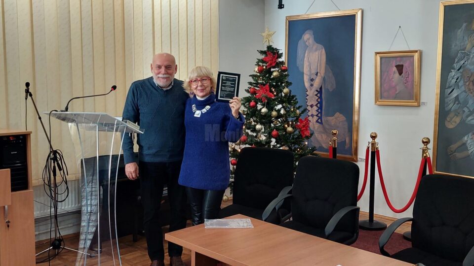 Președintele Filialei Iași a Uniunii Scriitorilor din România, Cassian Maria Spiridon, i-a înmânat Premiul pentru Critica Elenei Brândușa Steiciuc