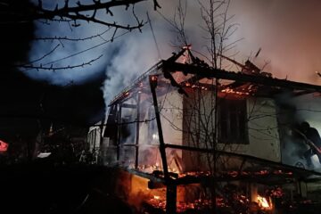 Un bărbat a murit carbonizat în propria casă