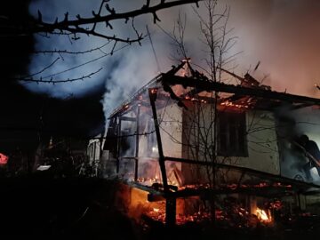 Un bărbat a murit carbonizat în propria casă