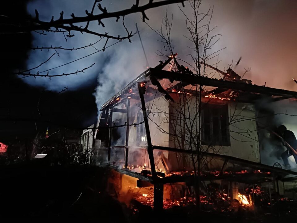 Un bărbat a murit carbonizat în propria casă