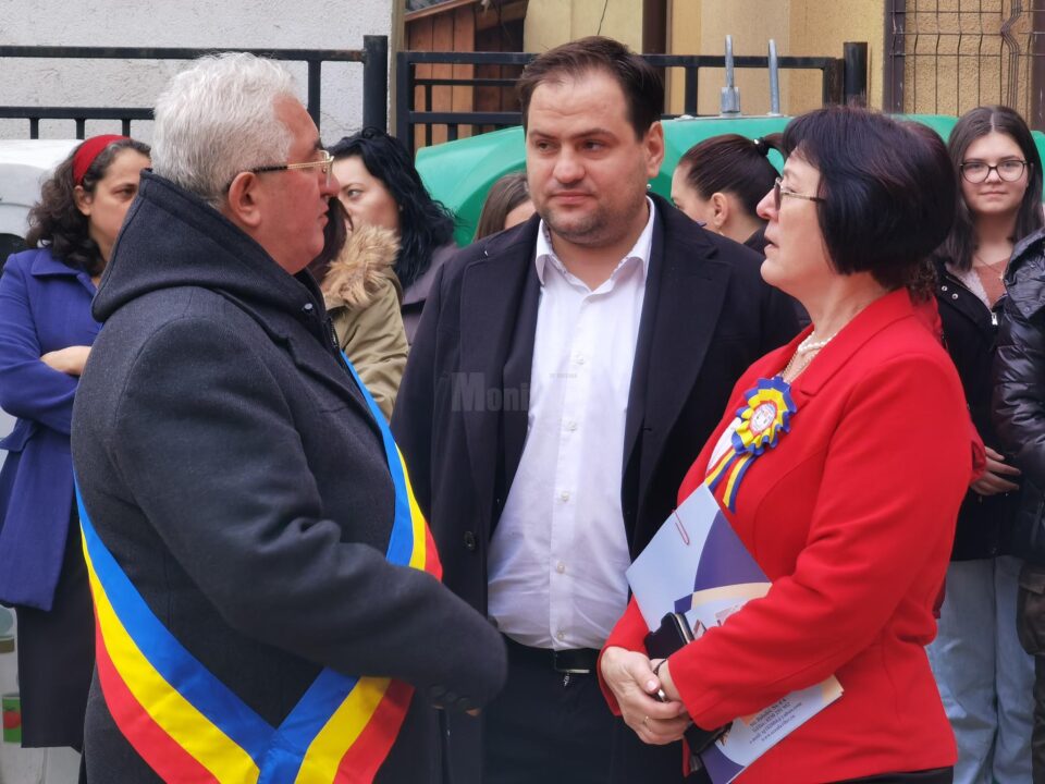 Primarul Sucevei, Ion Lungu, Elisei Bidu - reprezentant Simion Tehnocosntruct și directorul Sc. 10, Rodica Zimbru