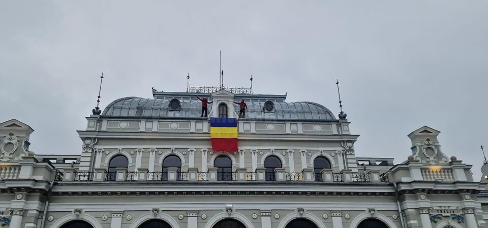 Salvamontiștii au ridicat drapelul național pe clădirea Centrului Muzeal Cazinoul Băilor