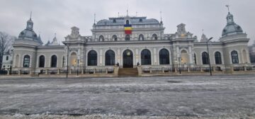 Salvamontiștii au ridicat drapelul național pe clădirea Centrului Muzeal „Cazinoul Băilor”