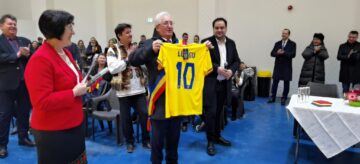 Reprezentantul firmei Simion Tehnoconstruct, Elisei Bidu, i-a oferit primarului Sucevei un cadou simbolic - un tricou galben, cu numărul 10, imprimat cu numele său