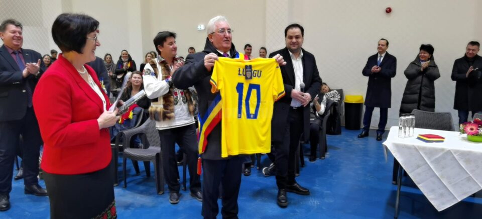 Reprezentantul firmei Simion Tehnoconstruct, Elisei Bidu, i-a oferit primarului Sucevei un cadou simbolic - un tricou galben, cu numărul 10, imprimat cu numele său