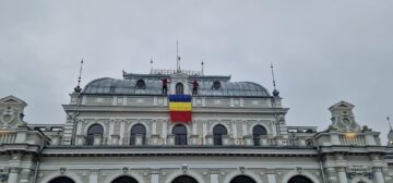 Salvamontiștii au ridicat drapelul național pe clădirea Centrului Muzeal „Cazinoul Băilor”