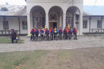 Asociația Tinerilor Ortodocși Suceveni a marcat Ziua Națională pe biciclete