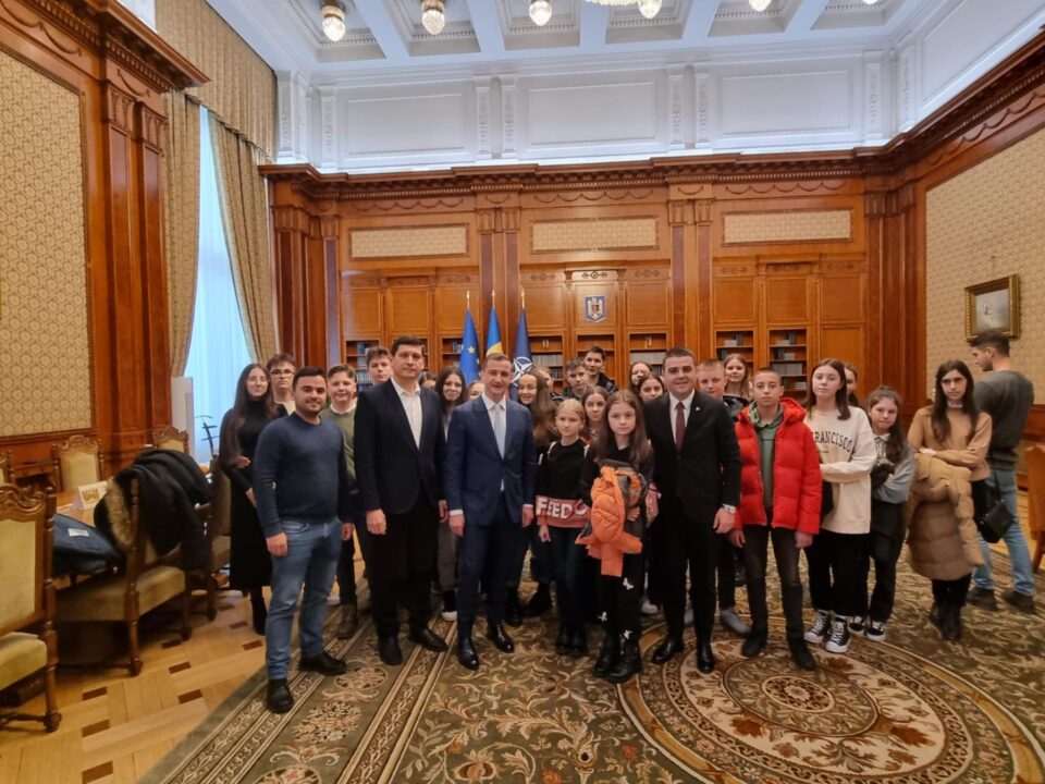 120 de copii din comunele Baia si Straja au vizitat Palatul Parlamentului la invitația deputatului PSD Gheorghe Șoldan 120 de copii din comunele Baia si Straja au vizitat Palatul Parlamentului la invitația deputatului PSD Gheorghe Șoldan