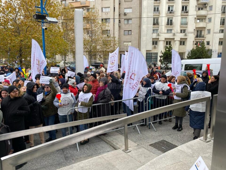 Grefierii suceveni s-au alăturat în număr mare colegilor din țară la mitingul de protest de la București Grefierii suceveni s-au alăturat în număr mare colegilor din țară la mitingul de protest de la București