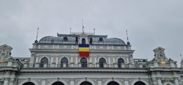 Salvamontiștii au ridicat drapelul național pe clădirea Centrului Muzeal „Cazinoul Băilor”