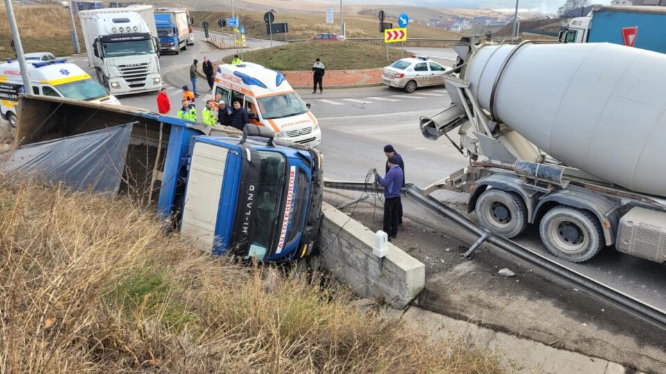Camion răsturnat la intrarea în sensul giratoriu de la Moara