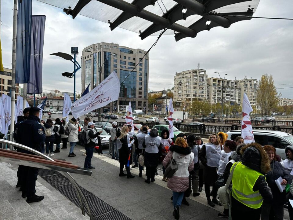 Grefierii suceveni s-au alăturat în număr mare colegilor din țară la mitingul de protest de la București