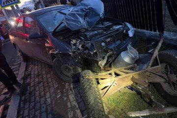 Căruța lovită de mașină