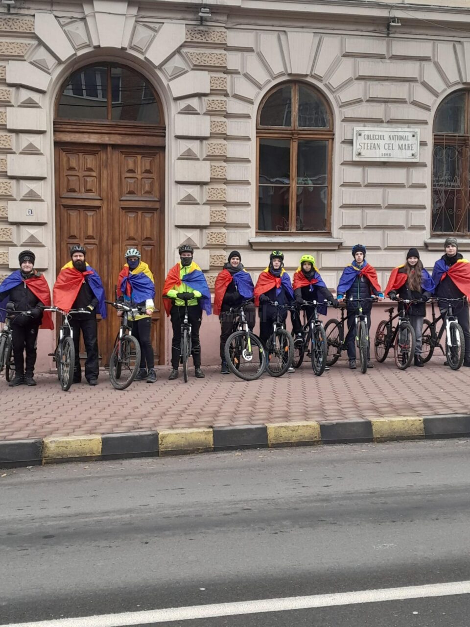 Asociația Tinerilor Ortodocși Suceveni a marcat Ziua Națională pe biciclete