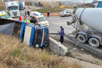 Camion răsturnat la intrarea în sensul giratoriu de la Moara