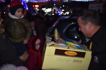Copiii din Liteni au primit cadouri de Moș Nicolae de la primarul Tomiță Onisii