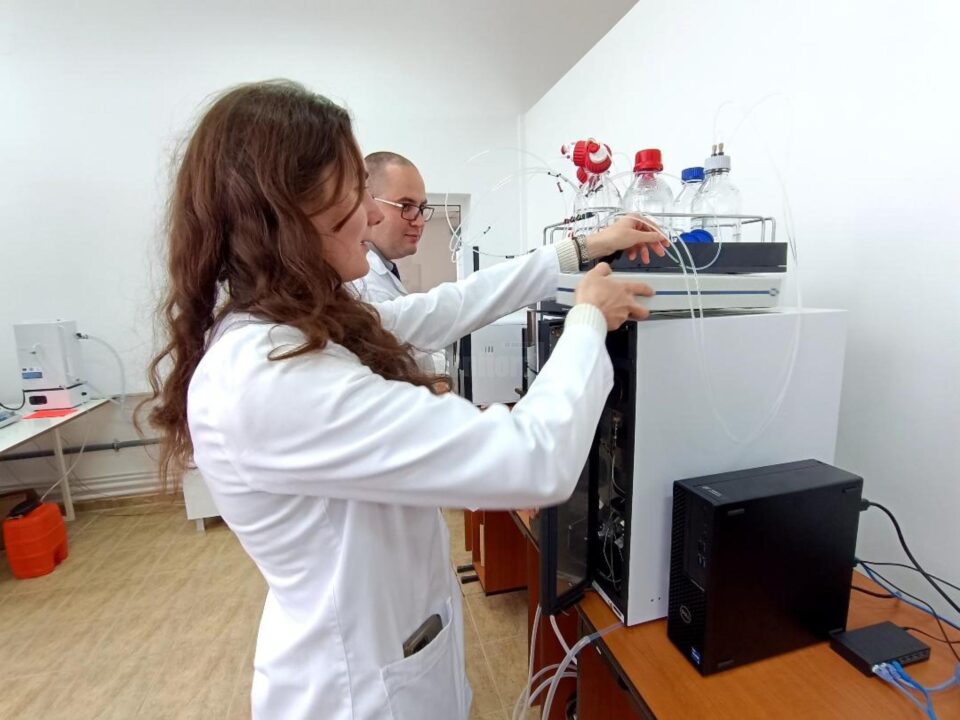 Cromatograf de lichide de înaltă performanță în cadrul BIO SAFE LAB