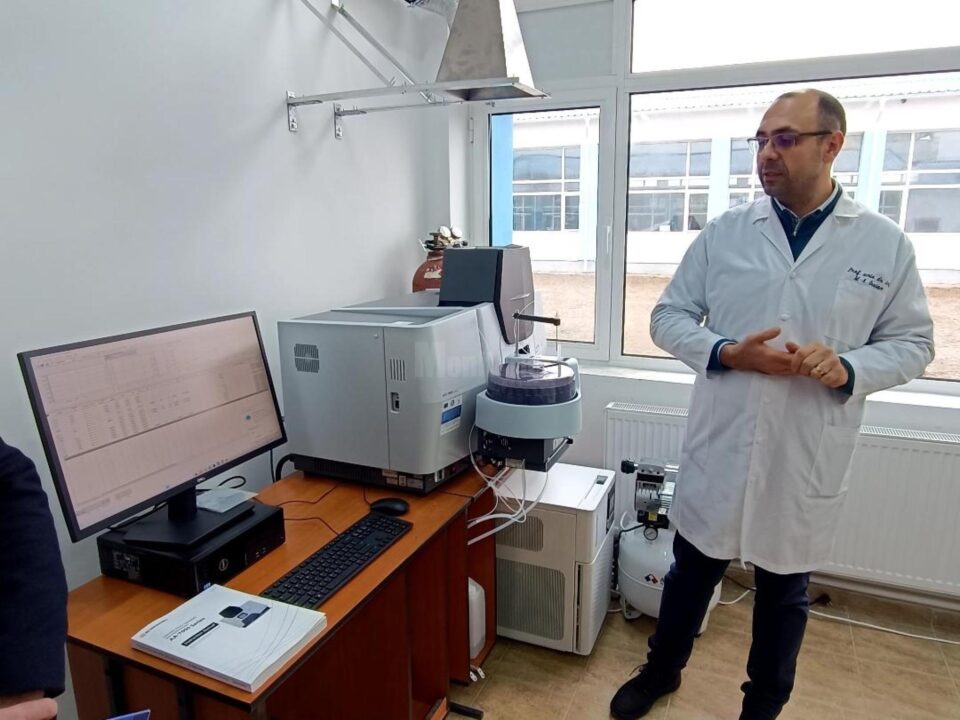 Prof. univ. dr. ing. Mircea Oroian descrie un gazcromatograf utilizat pentru determinarea substanțelor volatile