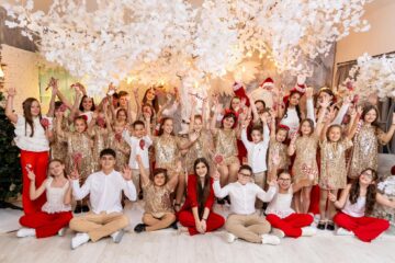 „Crăciun Fericit”, prima piesă lansată de copiii de la Academia de Arte Modus Vivendi din Suceava