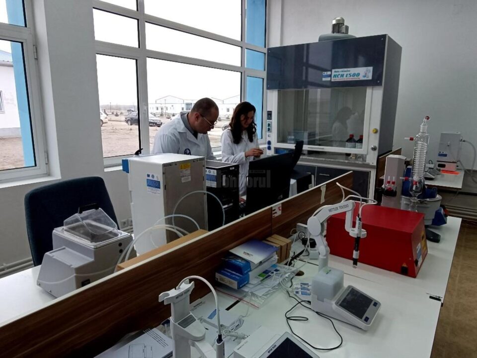 Personal la lucru în cadrul noului BIO SAFE LAB