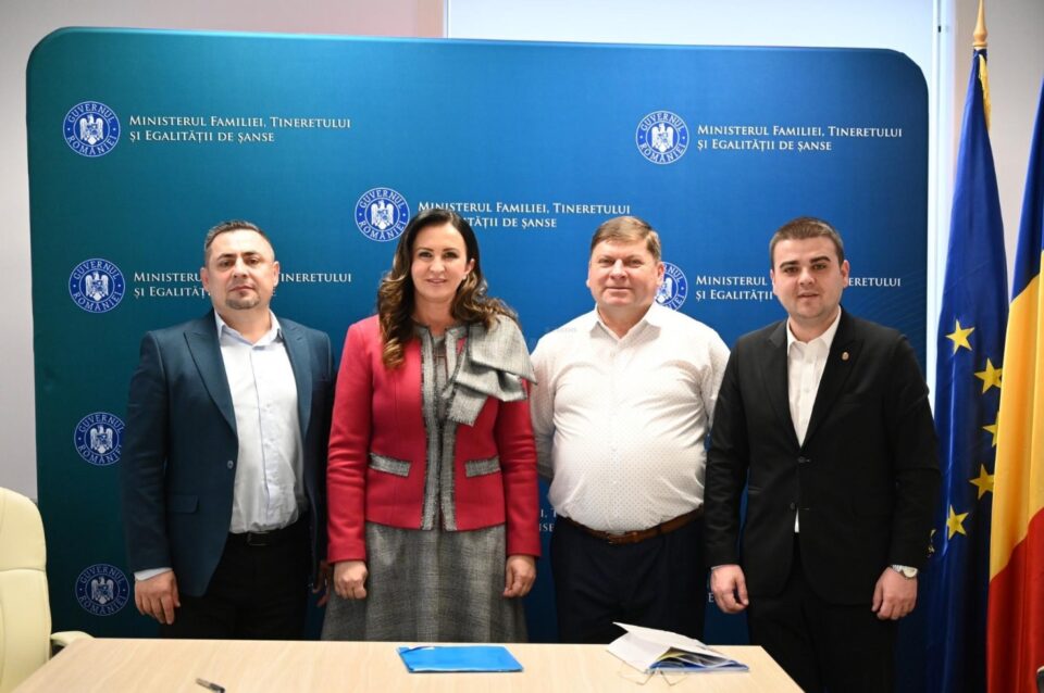 Deputatul Șoldan, alături de primarii din Arbore și Hănțești, Dan Tiperciuc și Daniel Olariu, și ministrul Natalia Intotero Deputatul Șoldan, alături de primarii din Arbore și Hănțești, Dan Tiperciuc și Daniel Olariu, și ministrul Natalia Intotero