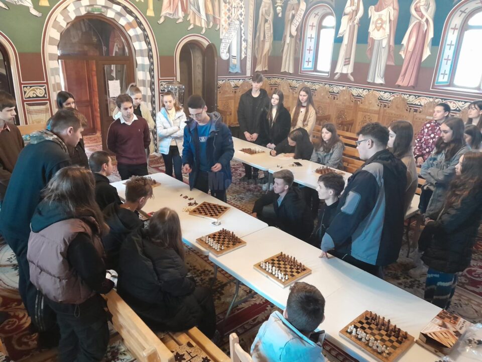 Câștigătorii primei ediții a Campionatului de șah pentru tineri, competiție organizată de ATOS