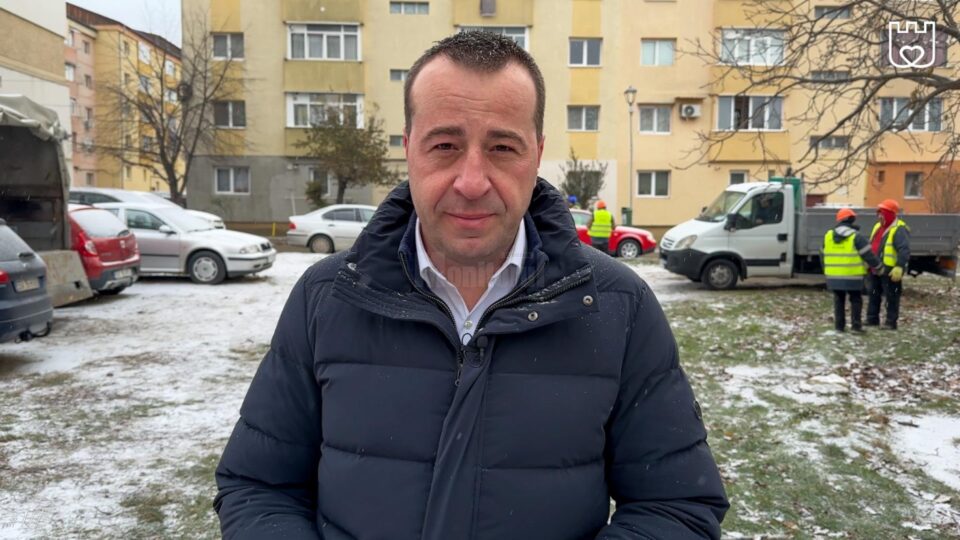 „Nu ne oprim aici, în primăvară continuăm cu garajele din spatele Primăriei”, spune viceprimarul Lucian Harșovschi