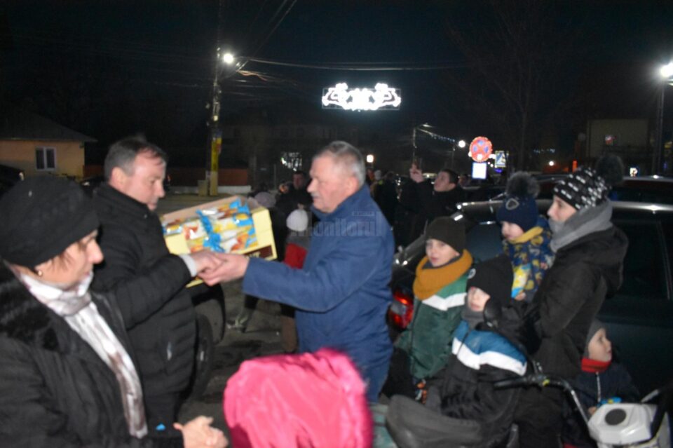 Copiii din Liteni au primit cadouri de Moș Nicolae de la primarul Tomiță Onisii