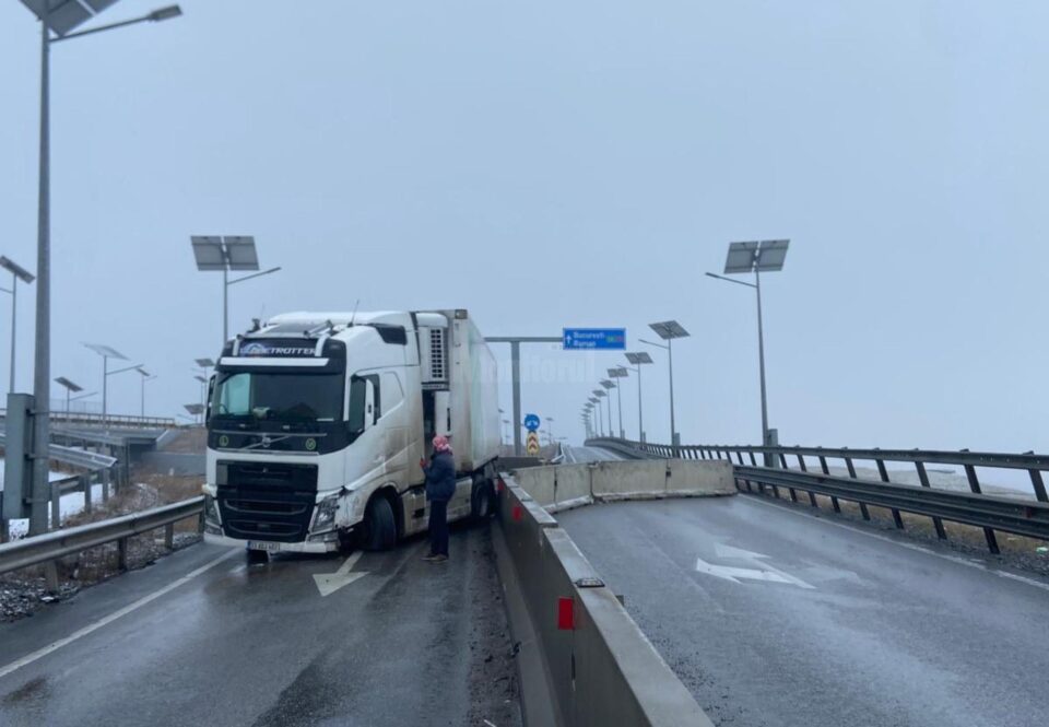Tir implicat într-un accident pe șoseaua de centură a Sucevei