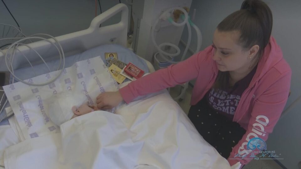 Ilinca și mama ei, Alexandra. Sursa foto Spitalul Clinic de Urgență "Prof. Dr. Nicolae Oblu" Iași Ilinca și mama ei, Alexandra. Sursa foto Spitalul Clinic de Urgență "Prof. Dr. Nicolae Oblu" Iași
