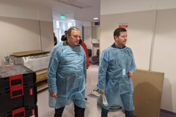Gheorghe Flutur și dr. Alexandru Calancea la Laboratorul de Medicină Nucleară al Spitalului Clinic de Urgență Suceava