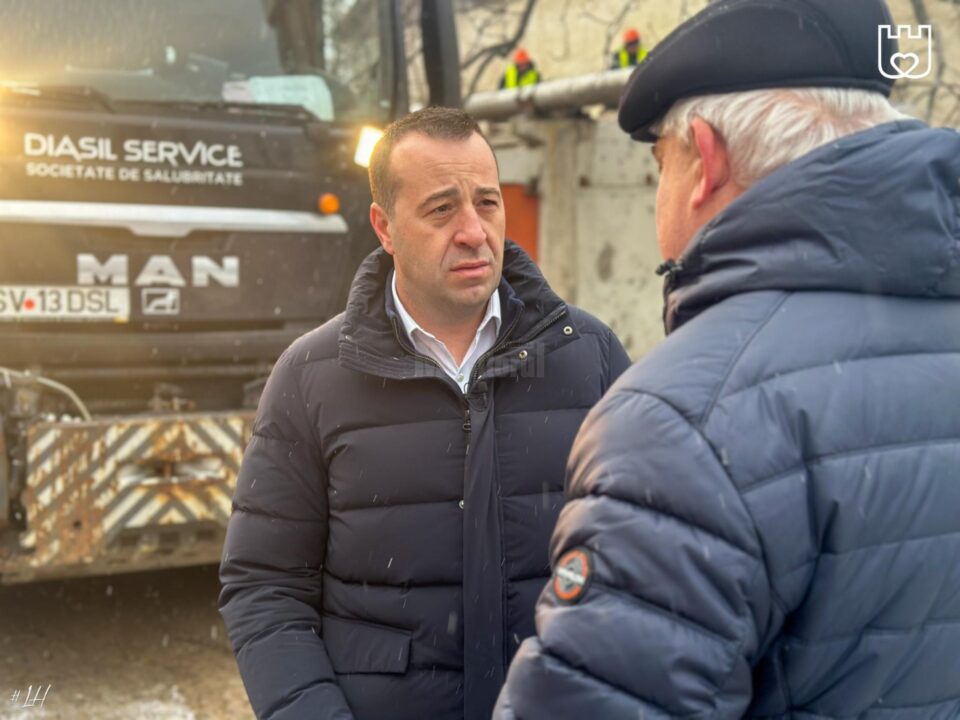 „Nu ne oprim aici, în primăvară continuăm cu garajele din spatele Primăriei”, spune viceprimarul Lucian Harșovschi
