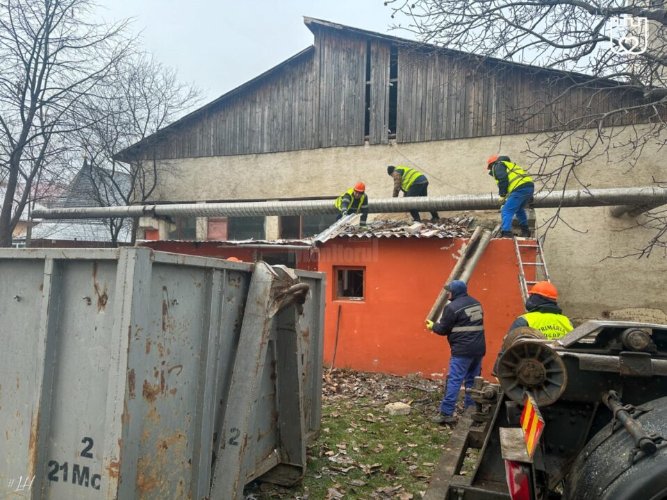 „Nu ne oprim aici, în primăvară continuăm cu garajele din spatele Primăriei”, spune viceprimarul Lucian Harșovschi