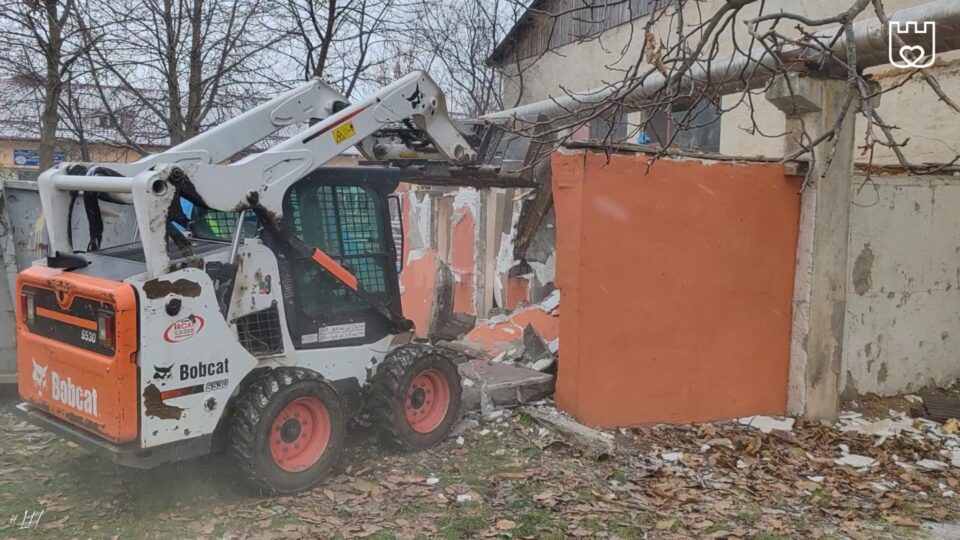 Clădire construită ilegal în Burdujeni, demolată pentru a face loc unei parcări de reședință