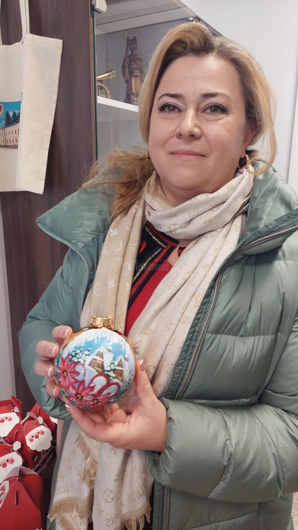 Ioana Fodor a cumpărat șapte globuri pictate cu tradiții din Bucovina