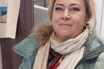 Ioana Fodor a cumpărat șapte globuri pictate cu tradiții din Bucovina