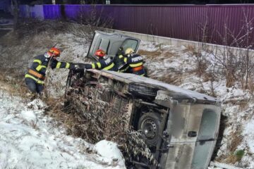 Tânăr rănit după răsturnarea unui microbuz, la Marginea