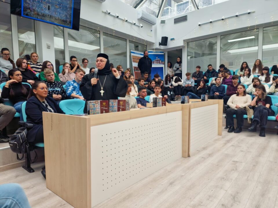 Stareta Gabriela Platon, vorbindu-le elevilor despre UNESCO