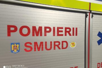 Un vecin a mers să ajute la stingerea unui incendiu și s-a accidentat după ce a căzut de la aproape trei metri