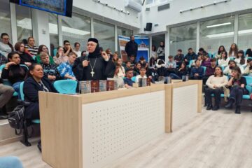 Stareța Gabriela Platon, vorbindu-le elevilor despre Voroneț