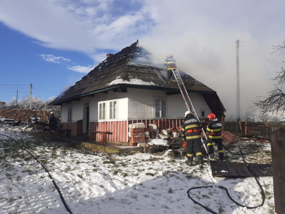 O casă și un grajd, afectate de un puternic incendiu