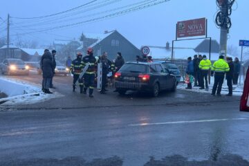Șofer rănit după ce mașina pe care o conducea a fost lovită de un autoturism aflat în depășire