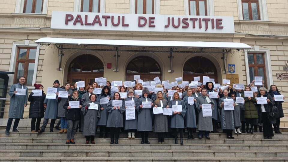 Grefierii au reluat protestele