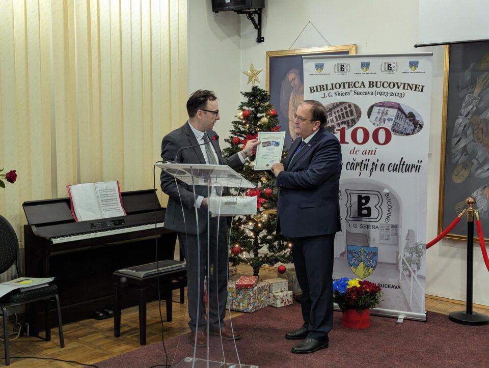 Directorul Bibliotecii Bucovinei „I. G. Sbiera” Suceava, dr. Gabriel Cărăbuș, și președintele CJ Suceava, Gheorghe Flutur Directorul Bibliotecii Bucovinei „I. G. Sbiera” Suceava, dr. Gabriel Cărăbuș, și președintele CJ Suceava, Gheorghe Flutur