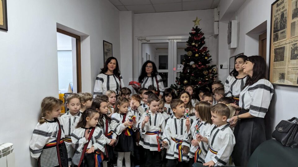 „Fluturașii” și „Albinuțele” de la Grădinița cu Program Prelungit „Sf. Ioan cel Nou de la Suceava” au colindat redacția Monitorului de Suceava