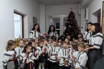 „Fluturașii” și „Albinuțele” de la Grădinița cu Program Prelungit „Sf. Ioan cel Nou de la Suceava” au colindat redacția Monitorului de Suceava
