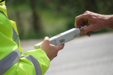 Un șofer a fost prins în trafic băut de două ori în decurs de numai câteva ore