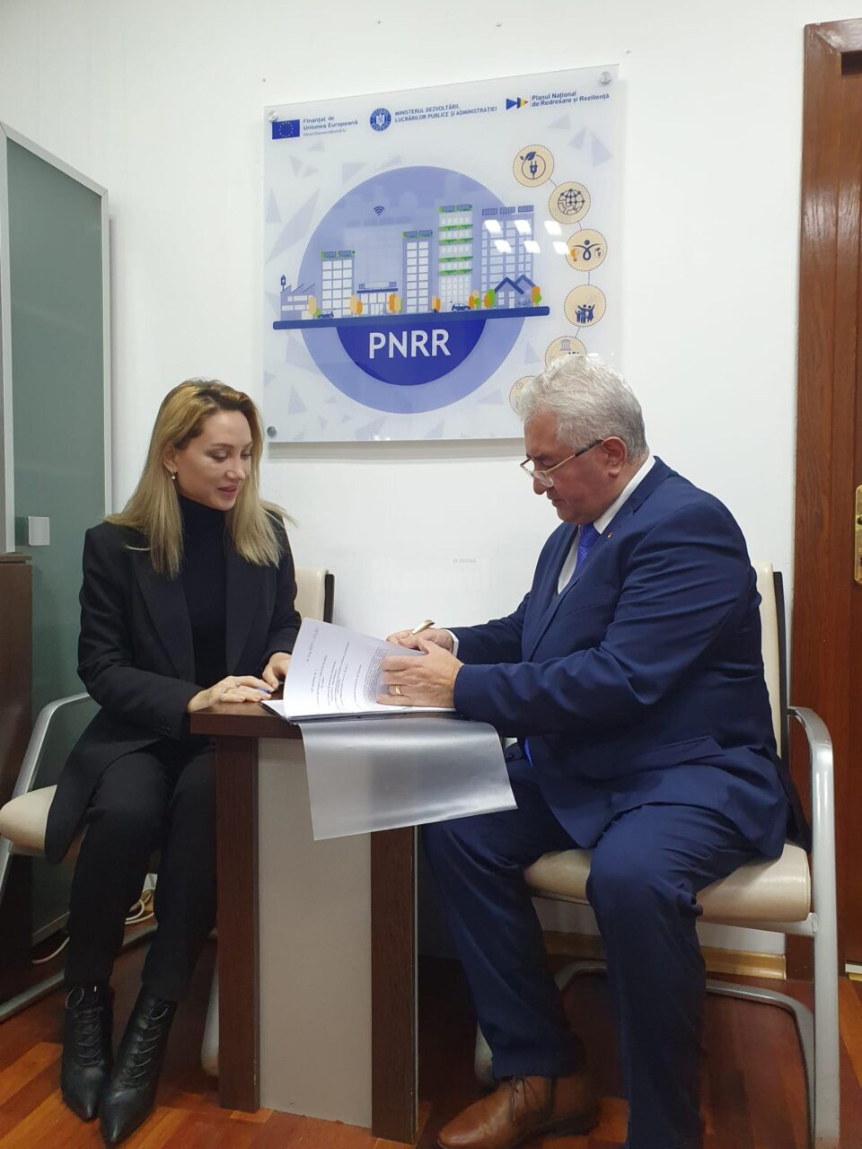 Acte adiționale pe proiecte europene, prin PNRR, semnate de primarul Sucevei, Ion Lungu, la Ministerul Dezvoltării Acte adiționale pe proiecte europene, prin PNRR, semnate de primarul Sucevei, Ion Lungu, la Ministerul Dezvoltării